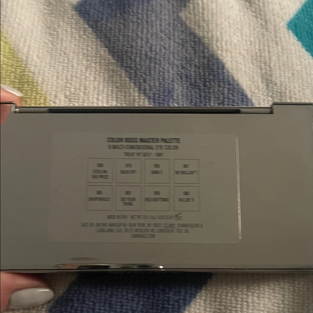 8-Color Eyeshadow Palette - Picture 2 of 3